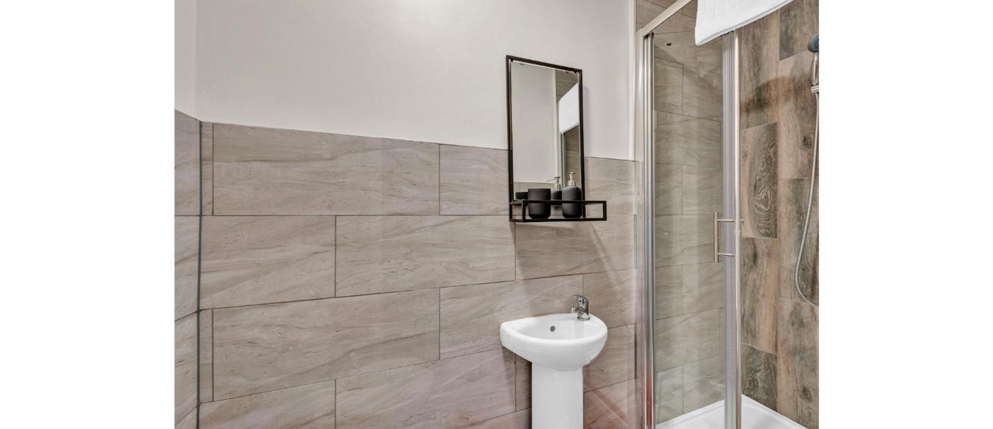 Minimalist Oasis: Airy In Calming Neutrals
