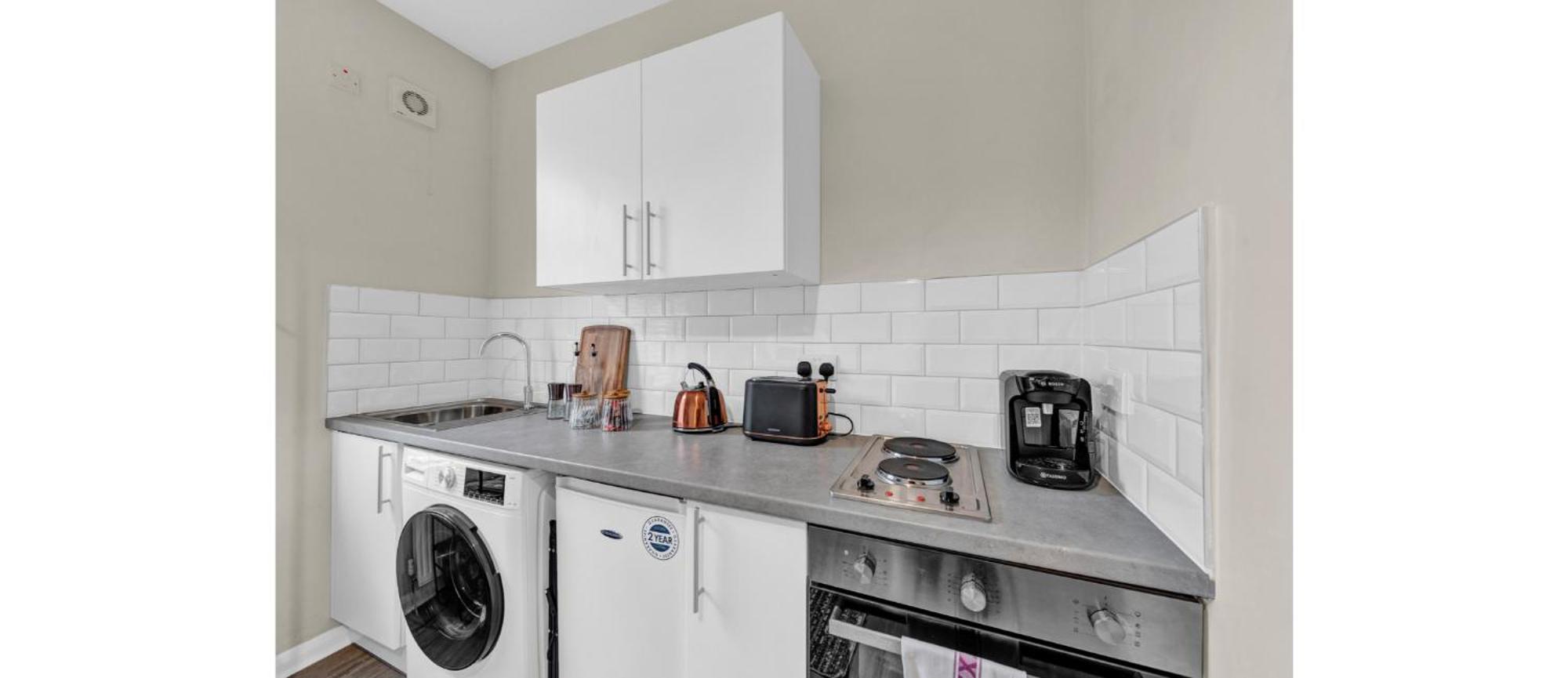Minimalist Oasis: Airy In Calming Neutrals * Londres
