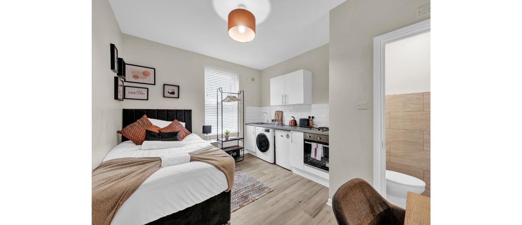 Minimalist Oasis: Airy In Calming Neutrals Londres