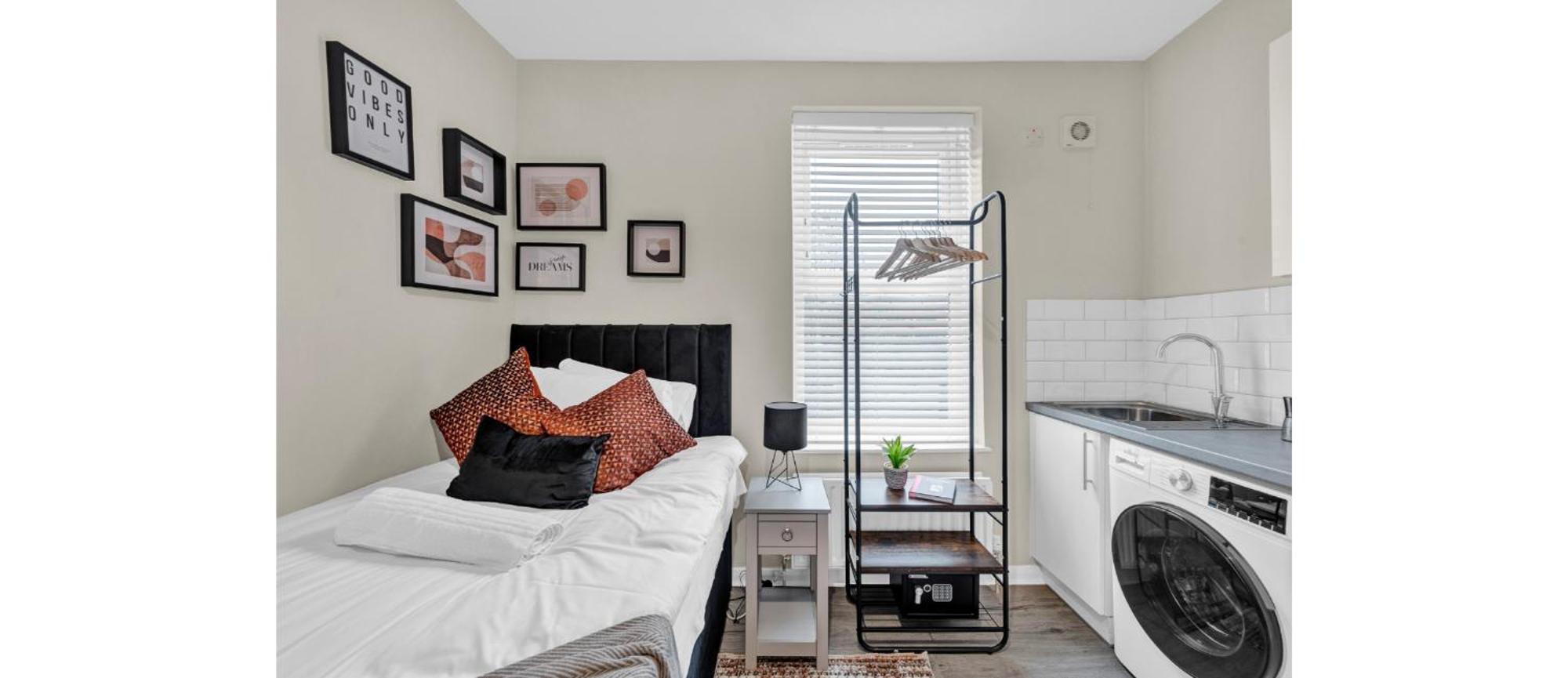 Minimalist Oasis: Airy In Calming Neutrals Appartement
