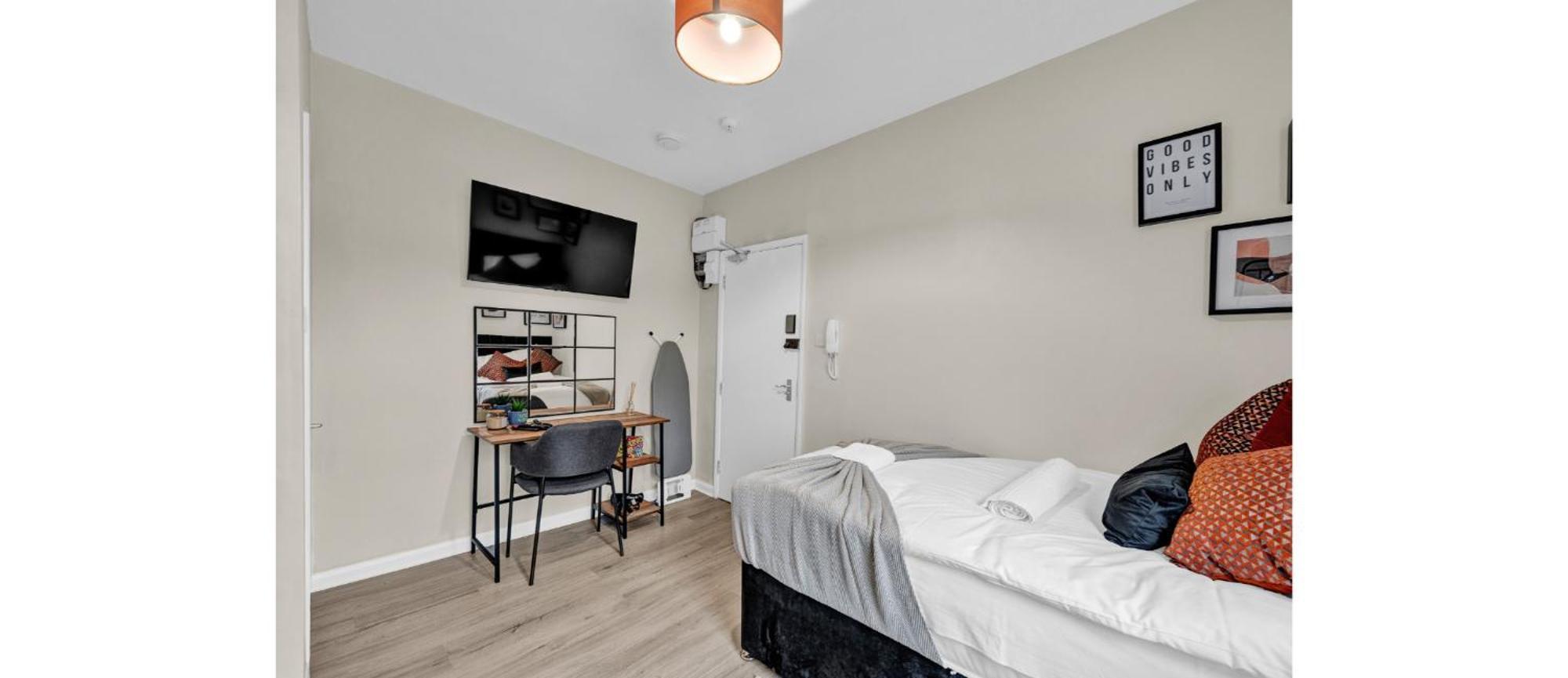 Appartement Minimalist Oasis: Airy In Calming Neutrals Londres